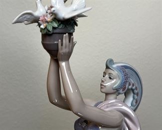 Lladro Princess of Peace Porcelain Figurine 6324 	17 inches high	
