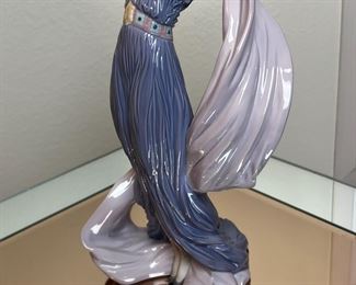 Lladro Princess of Peace Porcelain Figurine 6324 	17 inches high	
