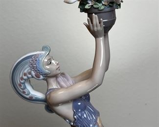 Lladro Princess of Peace Porcelain Figurine 6324 	17 inches high	
