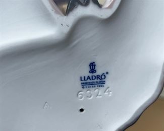 Lladro Princess of Peace Porcelain Figurine 6324 	17 inches high	
