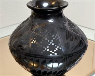 Amelia Hdez Mata Ortiz Blackware Pot Native American Pottery Black	6in H x 6in Diameter	
