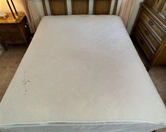 Vintage White Fine Furniture Queen Bed with Headboard	Bed:  38 x 60 x 84in Mattress: 60 x 80in	HxWxD
