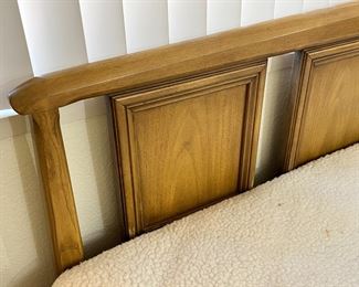 Vintage White Fine Furniture Queen Bed with Headboard	Bed:  38 x 60 x 84in Mattress: 60 x 80in	HxWxD
