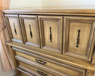 Vintage White Fine Furniture Chest of Drawers Dresser	48 x 42 x 21in	HxWxD
