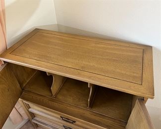 Vintage White Fine Furniture Chest of Drawers Dresser	48 x 42 x 21in	HxWxD
