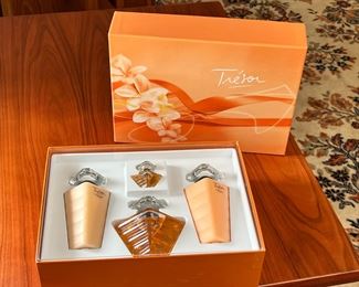 Lancome Tresor Perfume Gift Set	8x11x3in	
