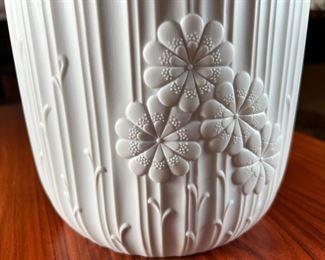 Ak Kaiser Michaela Frey  Matte White Porcelain Botanical Vase Germany 9x8x4.5in	
