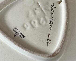 Nuremberg Plate	1x6.5x6.5in	HxWxD
