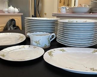 32pc Eschenbach 21041 China Set Green/White Floral Vines, Scallop Edge	32pc	
