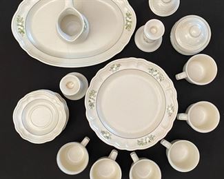 23pc PFALTZGRAFF Christmas Heirloom Dinnerware Set 	23pc	
