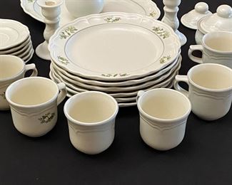 23pc PFALTZGRAFF Christmas Heirloom Dinnerware Set 	23pc	
