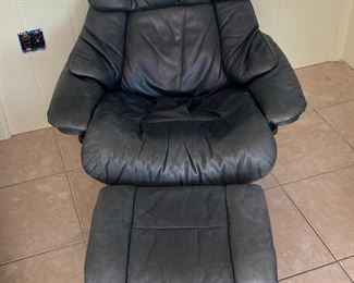 Ekornes Stressless Reno Leather Recliner Chair with Ottoman BLUE 	36 x 35 x 34in	HxWxD
