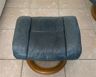 Ekornes Stressless Reno Leather Recliner Chair with Ottoman BLUE 	36 x 35 x 34in	HxWxD
