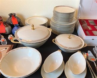 Winterling Roslau Bavaria China Set	38 pieces	
