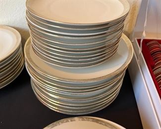 Winterling Roslau Bavaria China Set	38 pieces	
