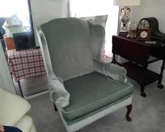 Beautiful living room chair in excellent condition.