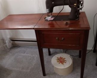 Cast iron antique functionable sewing machine.