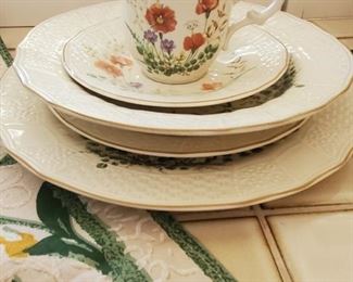 Mikasa Fine Ivory
Japan 34 pieces