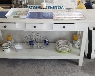 Pretty white foyer table