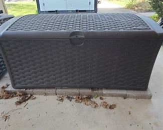 SUNCAST Outdoor Storage Bin / Deck Box :: 27" X 24" X 20" 
