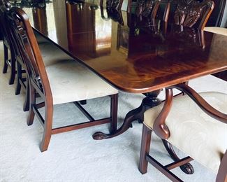 Mt Airy Furniture Dining Table w/8 Chairs and 2 Leaves