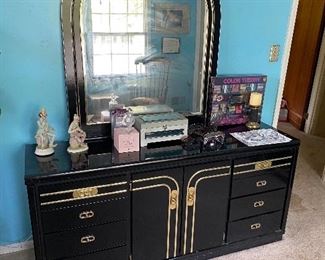 Super 1980's dresser.