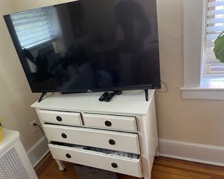 DRESSER & TV 