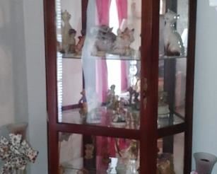 Beautiful Chippendale style mahogany curio cabinet