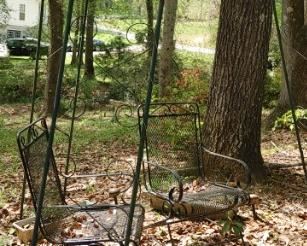 Trellis & 2 metal chairs