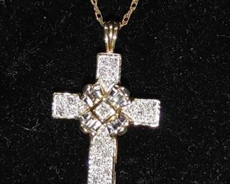 14kt Gold cross with diamond & 14 Kt gold chain! Stunning 