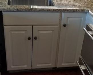 Wet bar - KraftMaid cabinetry