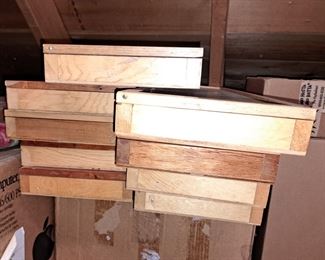 SHOWCASES FULL OF ARROWHEADS