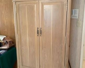 Huge Side chest.  Immaculate.  Matches dresser and bed. 