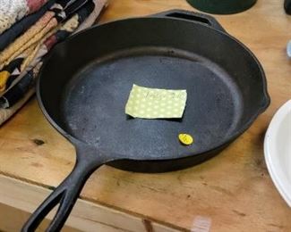 LODGE CAST IRON SKILLET 10SK