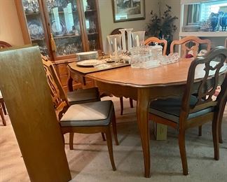 Bassett Furniture Co. French Provincial dining table with leaf and  six matching chairs