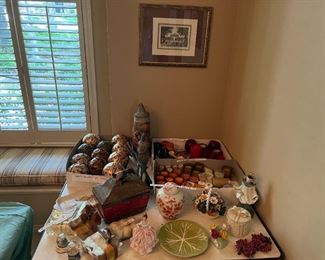 Candles, decorator balls, figurines, boxes