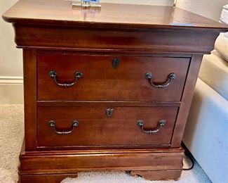 Broyhill Cherrywood Night Stand
28w x 17d x 26h $85