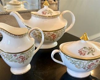 Royal Doulton English Bone China
Lichfield pattern H5264
5 pc tea set $95