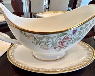 Royal Doulton English Bone China
Lichfield pattern H5264
2 pc gravy boat set $45
