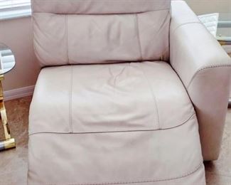 PART OF A LEATHER SECTIONAL , WORKS INDEPENDENTLY BY ITSELF, RECLINER, LIGHT GRAY