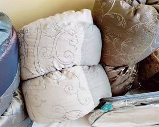 GREAT SELECTION OF QUEEN COMFORTERS 
