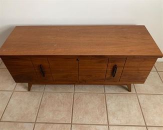 Lane Mid-C 'Virginia Maid' cedar chest