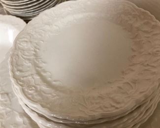 This is an exquisite set of china.  It’s simple enough to use daily yet elegant to make for a dressy dinner table.  If no one buys it the first day I’m buying it ❤️