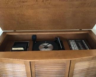 8 track player
Turntable 
AM/FM radio
The console powers up but I cannot get it to play.  This would be a great purchase for someone who knows how to work on consoles.  Fix it and keep it or fix it and sale it.  The cabinet is in great shape.