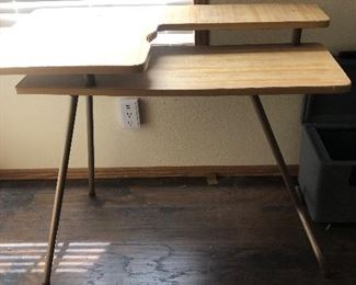 Collapsible sewing table 