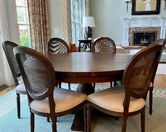 Circula/round  Dining room table with 6 chairs 