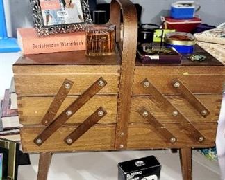 Vintage, Sewing. Accordion Sewing box 