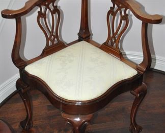 Late 20th C. Southwood Chippendale-Style Corner Mahogany Chair with Ivory-Upholstered Seat, Cabriole Legs.  Ball & Claw Feet.  Made in USA.  W29.5" x H32" x D25.5"