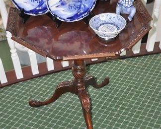 Antique Weiman Mahogany Carved Pie Crust Pedestal Table (8608) W25.5." x H28"