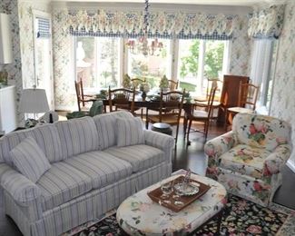 Wonderful Sitting Area in the Large, Airy Kitchen